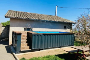 Piscine-container-maritime-20-pieds_eurobox Containers maritime 20 pieds bleu transformé en Piscine pour particulier par Eurobox