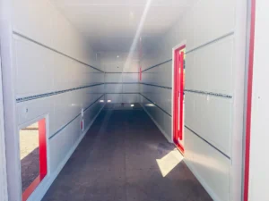 40pieds-Highcube-rouge-vendeur-de-container-eurobox Intérieur d'un conteneur isolé avec rail de support et trappe de passage de cables et grille d'aérations.