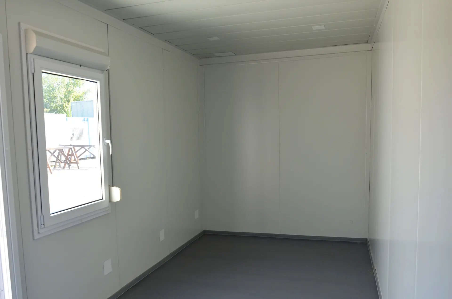 Intérieur d'un bungalow bureau à Lyon, Bureau achat bungalow Lyon avec Eurobox