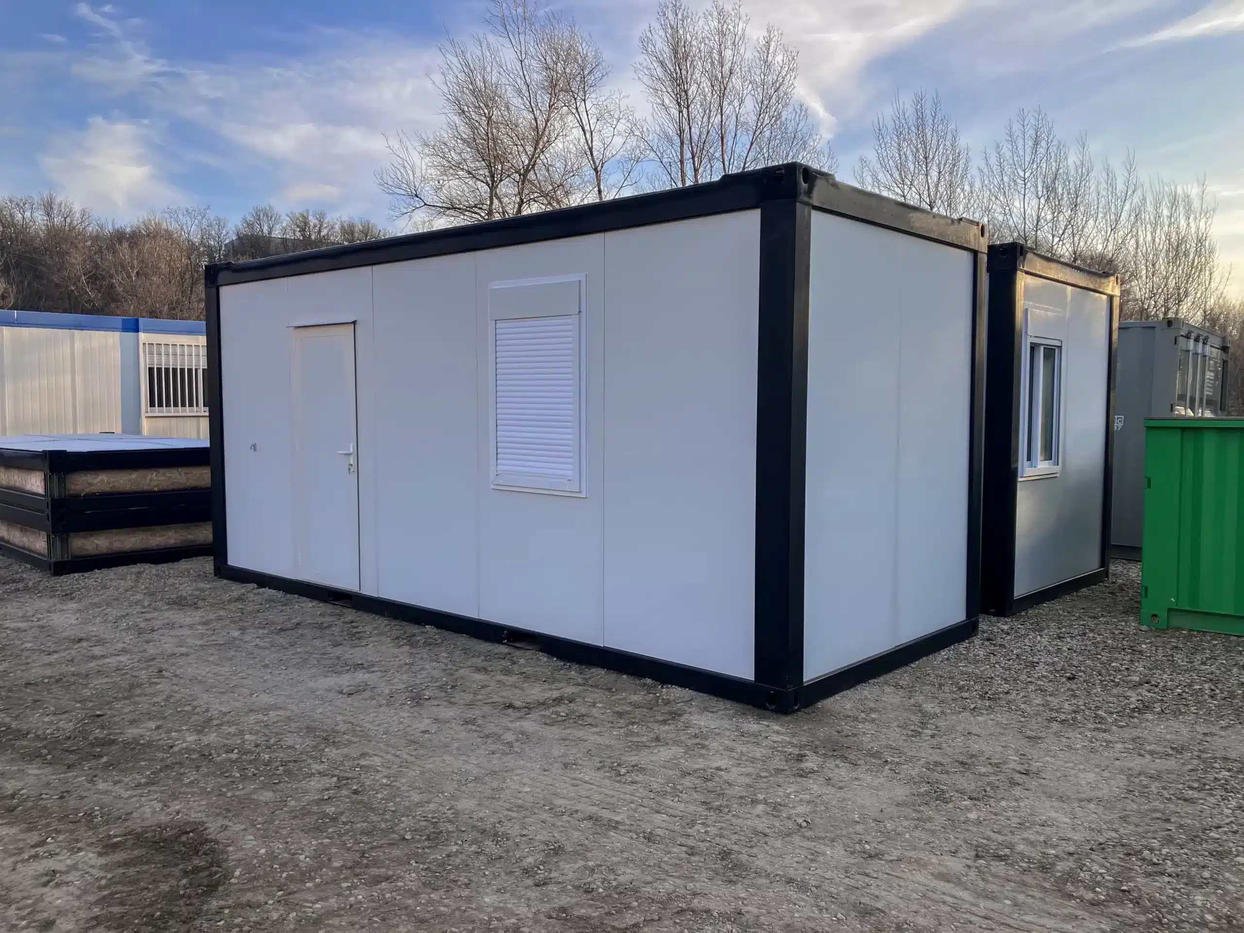 Bungalow bureau monté avec fenêtre et porte, acheter un module sur lyon marseille au meilleur prix, prix d'un bungalow sur notre site eurobox