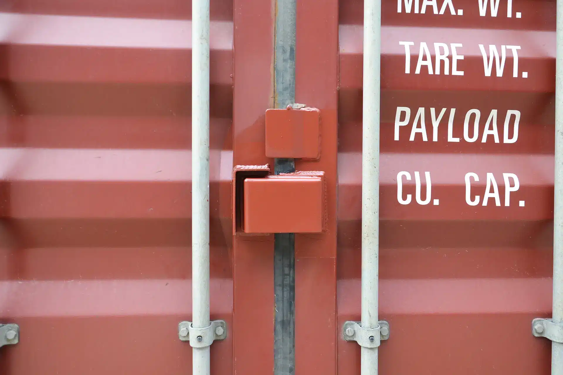 Peinture sur un cache cadenas soudé sur conteneur, Sécurisation d'un container d'occasion avec un cache cadenas, accessoire de verrouillage de conteneur
