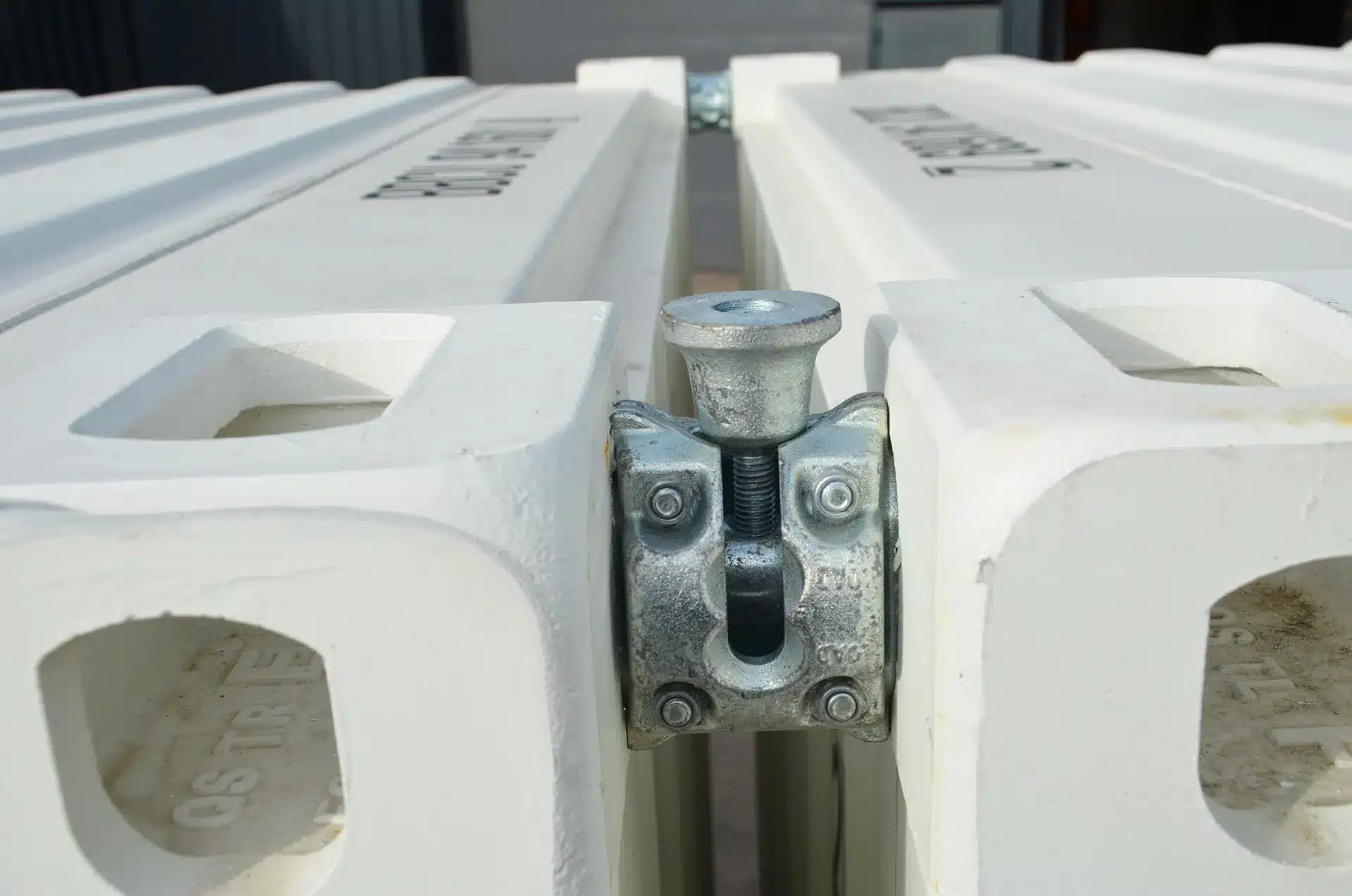 Twistlock horizontal sur container maritime